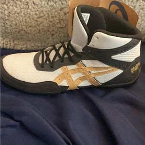Men’s size 9 1/2 wrestling shoes